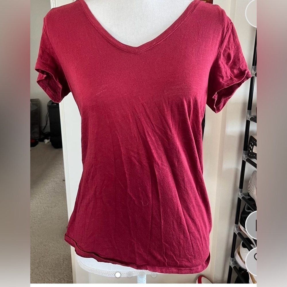 PINK Victoria’s Secret Brick Red V-Neck Tee Small Soft Lightweight Logo T-Shirt - Picture 2 of 4